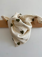 Charger l'image dans la galerie, Foulard en Gaze Coeur Olive
