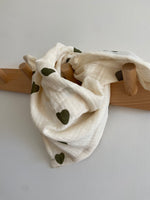Charger l'image dans la galerie, Foulard en Gaze Coeur Olive

