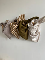 Charger l'image dans la galerie, Foulard en Gaze de Coton rayé Beige et Blanc
